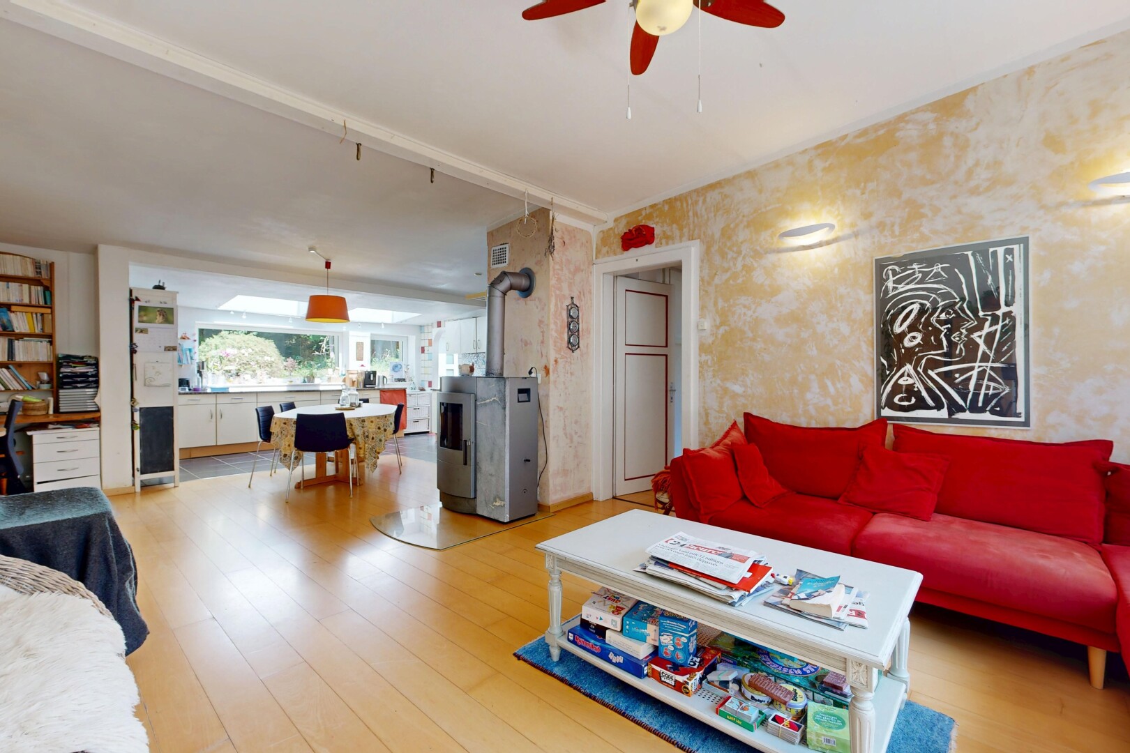 salon / salle à manger avec wood finish floor, sol en finition bois, ventilateur de plafond, et inside property