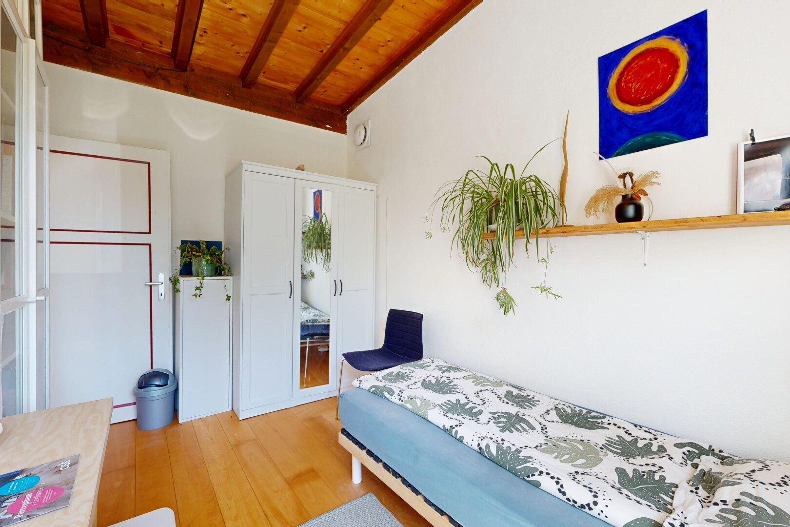 chambre avec plafond en bois, wood ceiling, plafond à poutres, beamed ceiling, et high end ceiling