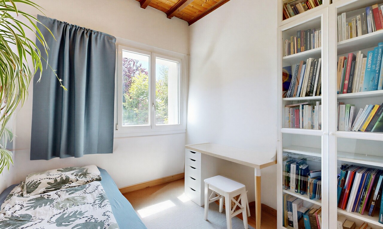 chambre avec wood ceiling, plafond en bois, beamed ceiling, plafond à poutres, et drywall
