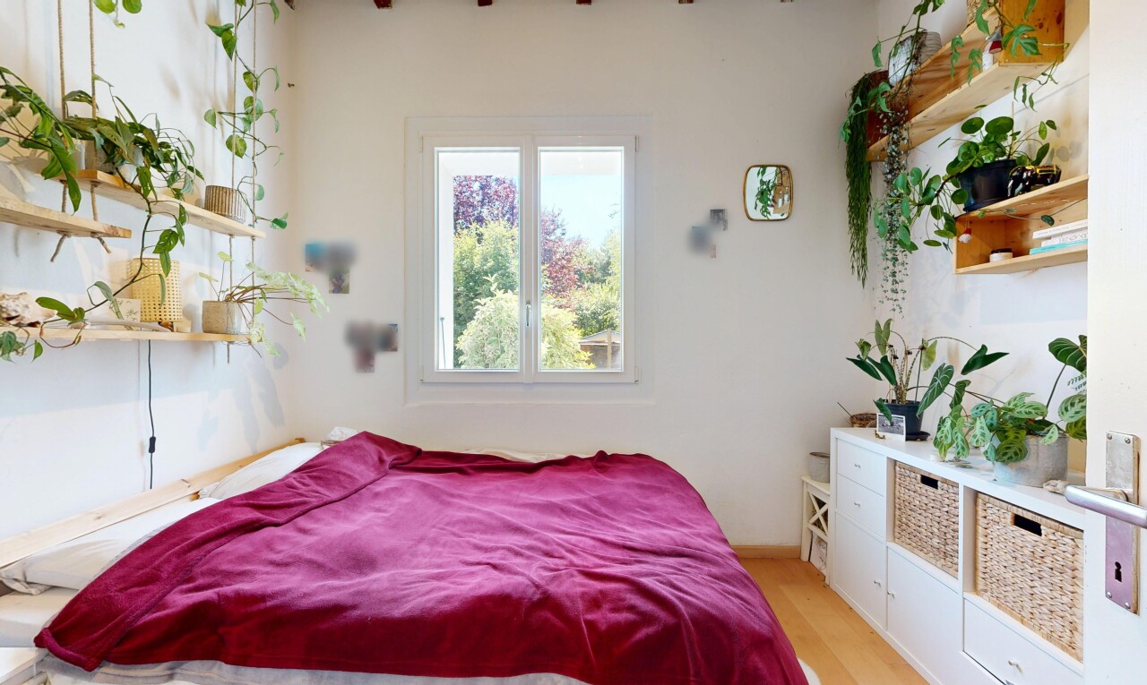 chambre avec drywall, cloison sèche, lumière naturelle, inside property, et wood finish floor