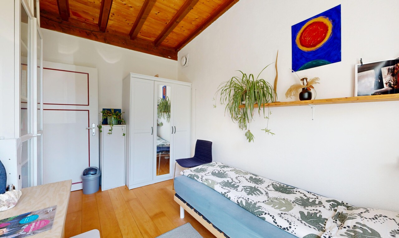 chambre avec plafond en bois, wood ceiling, plafond à poutres, beamed ceiling, et high end ceiling