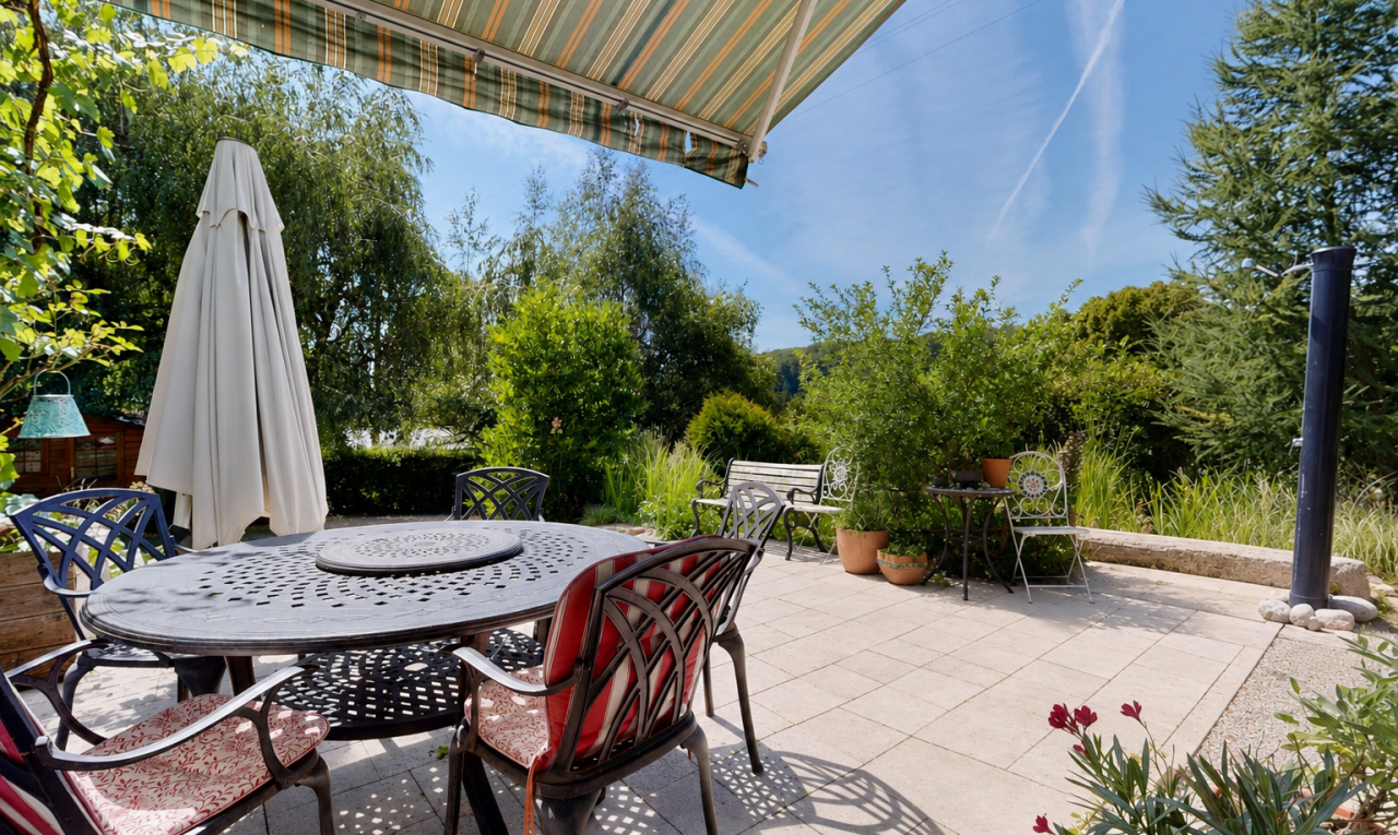 terrasse avec coin repas extérieur, terrasse, auvent, from property, et day time
