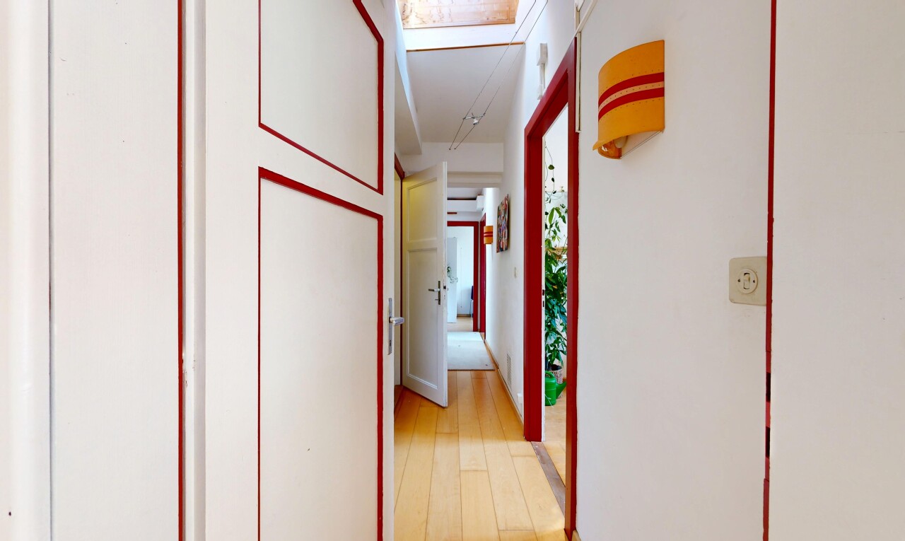 couloir avec sol en finition bois, wood finish floor, cloison sèche, drywall, et inside property