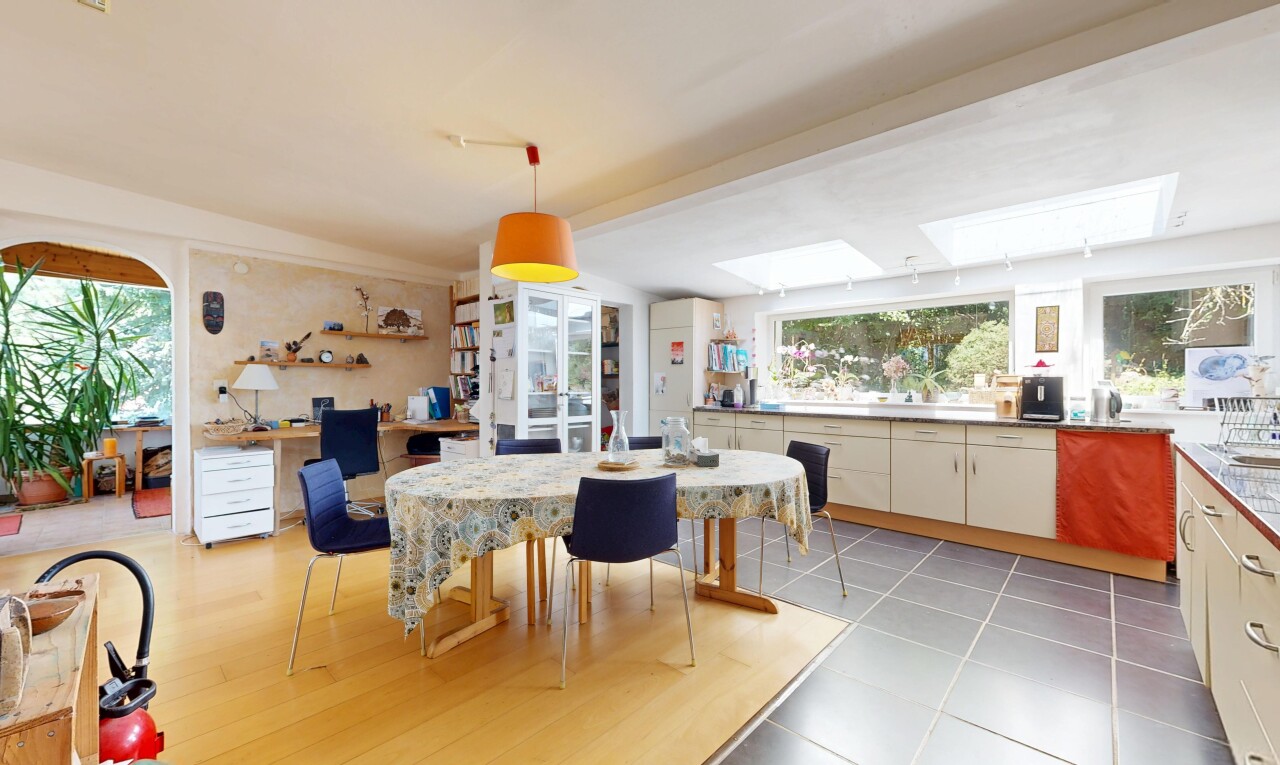 salle à manger avec lumière naturelle, tile floor, sol en carrelage, bureau intégré, et inside property