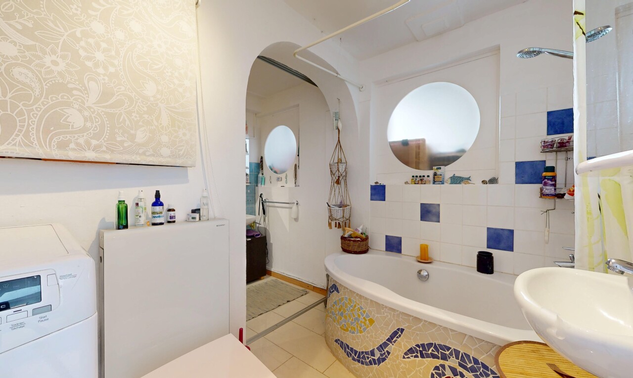 salle de bains avec bain, salle de bain complète, lave-linge et sèche-linge, évier, et light floor