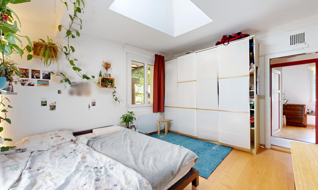 chambre avec wood finish floor, sol en finition bois, lumière naturelle, drywall, et cloison sèche