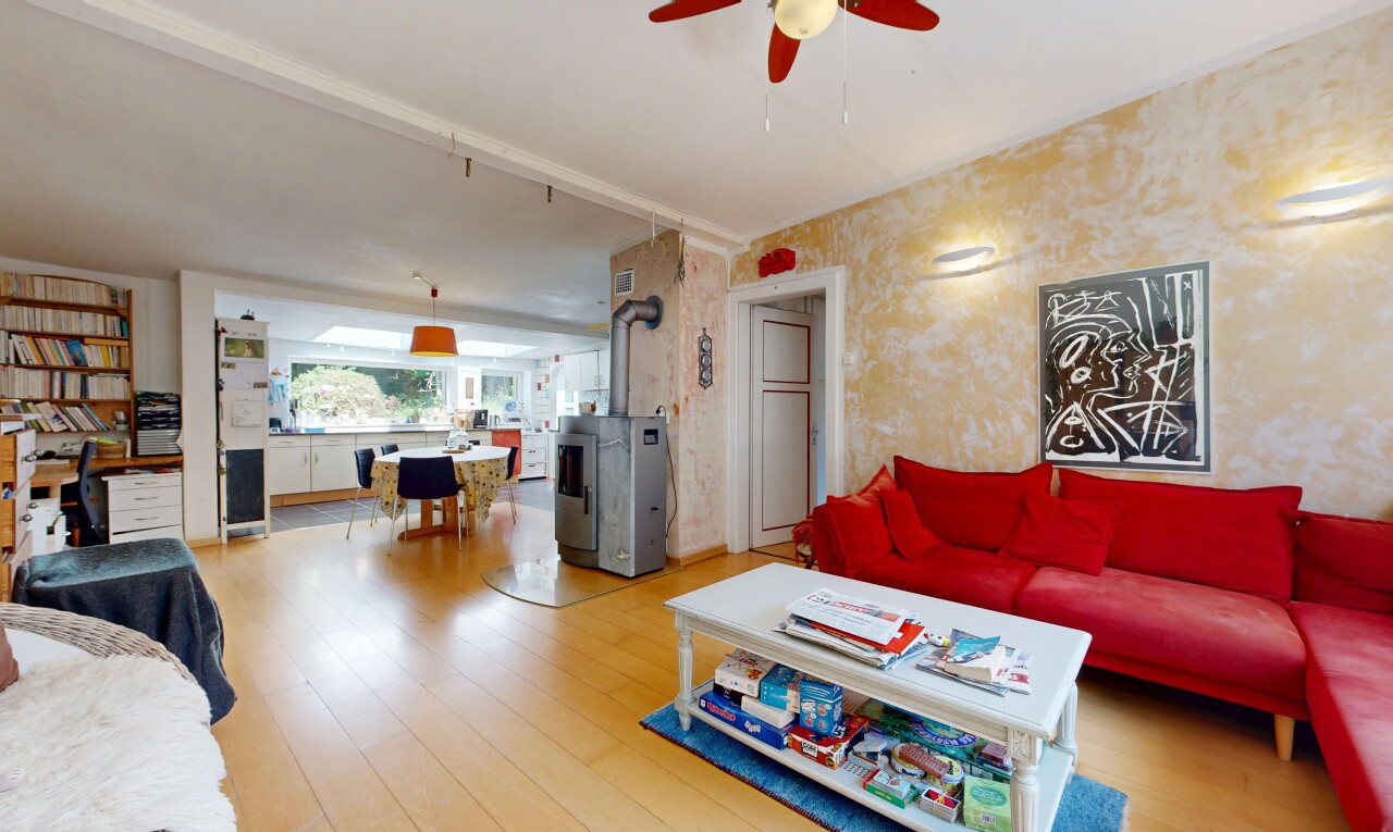 salon / salle à manger avec wood finish floor, sol en finition bois, ventilateur de plafond, et inside property