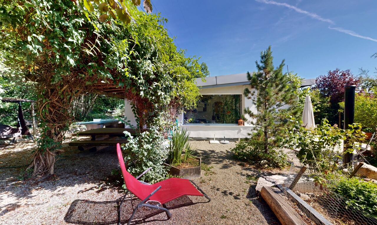 jardin avec property visible, from property, day time, et terrasse