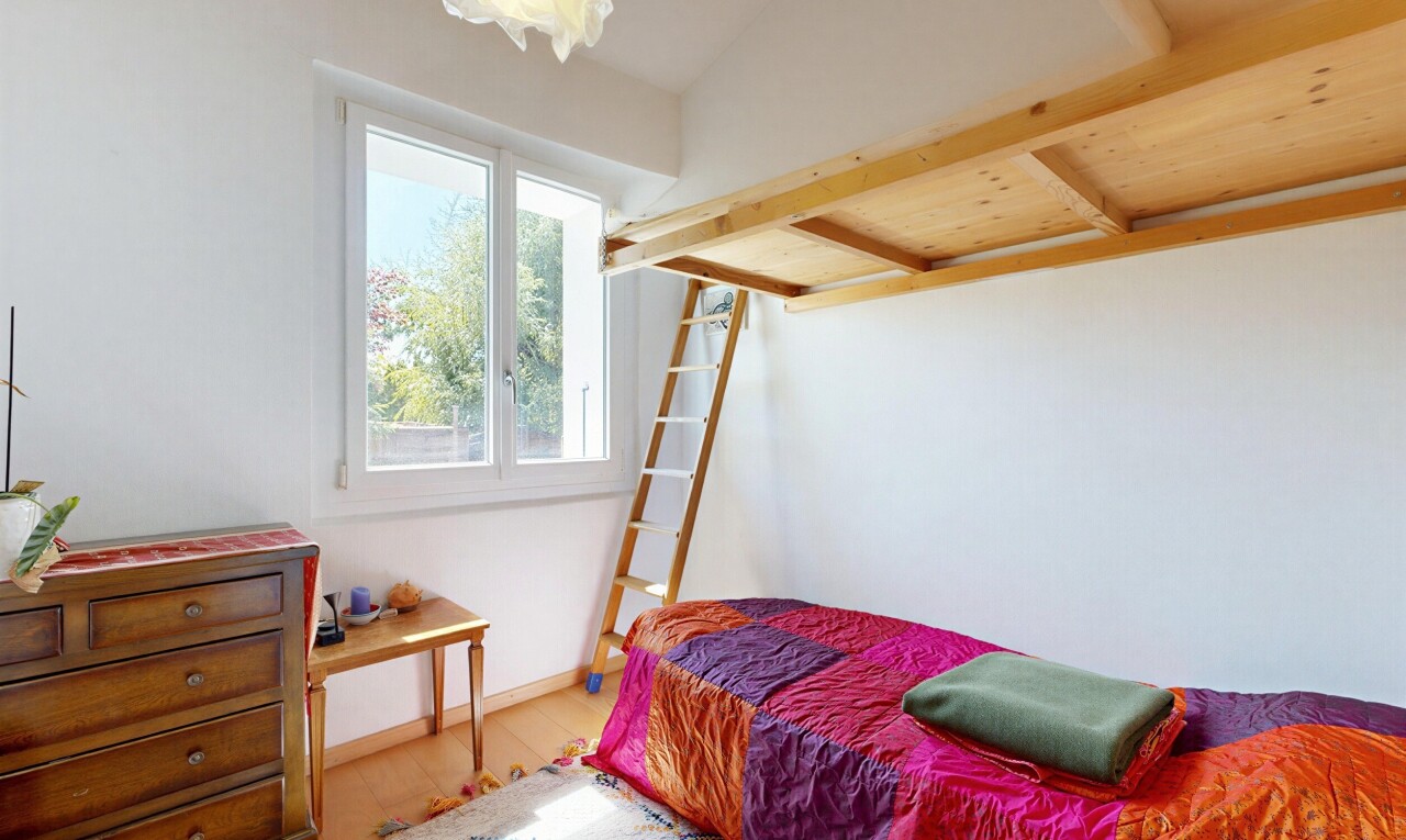 chambre avec wood finish floor, sol en finition bois, lumière naturelle, drywall, et cloison sèche