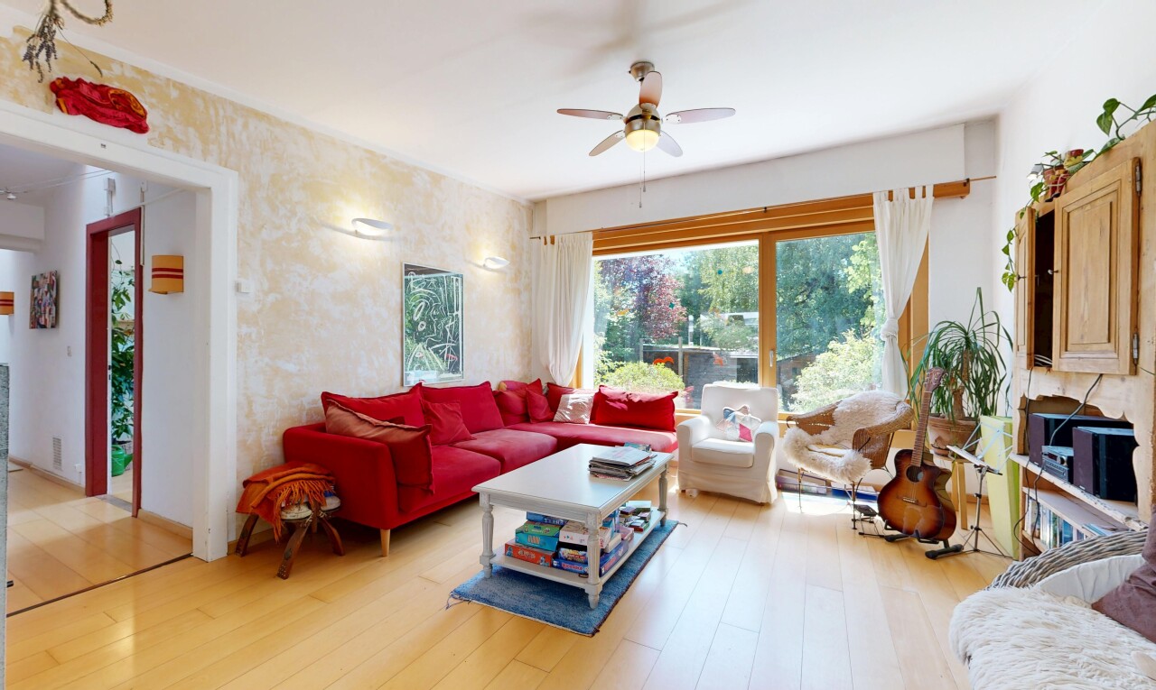 salon avec wood finish floor, sol en finition bois, inside property, et ventilateur de plafond