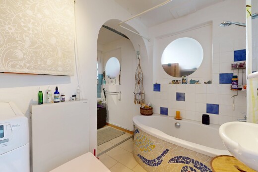salle de bains avec bain, salle de bain complète, lave-linge et sèche-linge, évier, et light floor