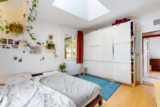 chambre avec wood finish floor, sol en finition bois, lumière naturelle, drywall, et cloison sèche