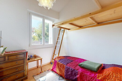 chambre avec wood finish floor, sol en finition bois, lumière naturelle, drywall, et cloison sèche
