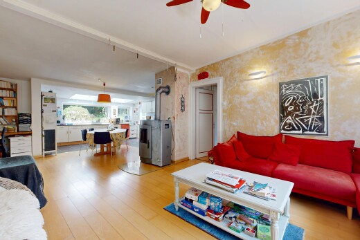 salon / salle à manger avec wood finish floor, sol en finition bois, ventilateur de plafond, et inside property
