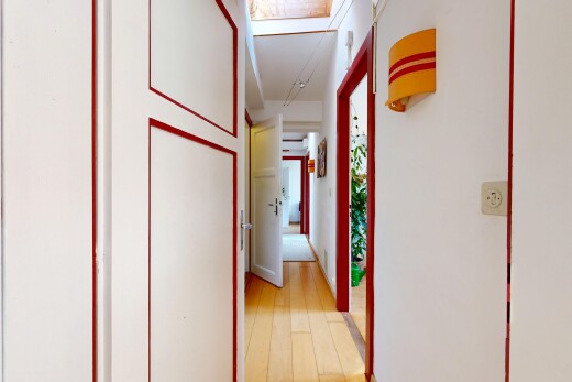 couloir avec sol en finition bois, wood finish floor, cloison sèche, drywall, et inside property