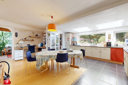 salle à manger avec lumière naturelle, tile floor, sol en carrelage, bureau intégré, et inside property