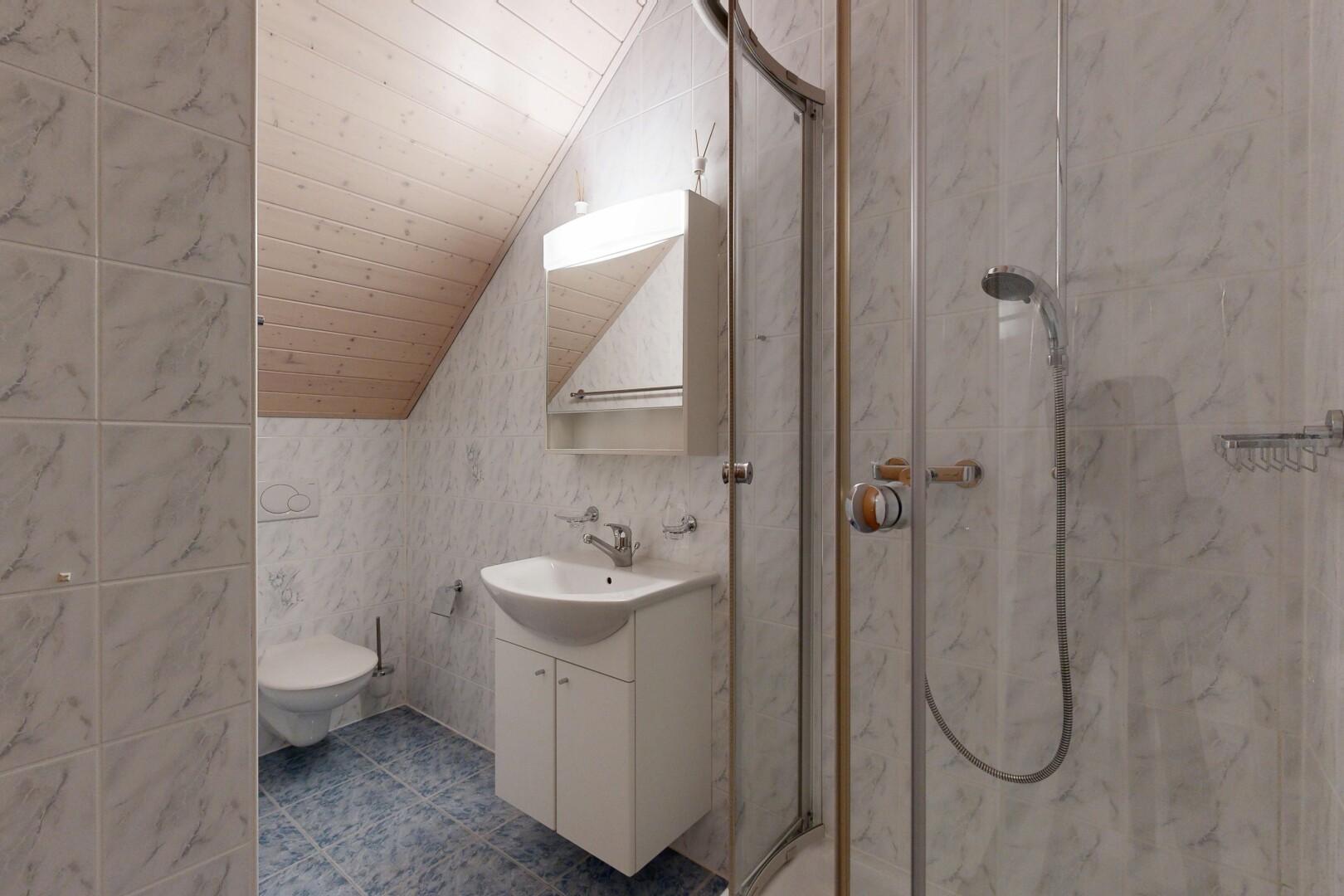 salle de bains avec vaulted ceiling, plafond voûté, lavabo (ou coiffeuse selon le contexte), salle de bain complète, et douche