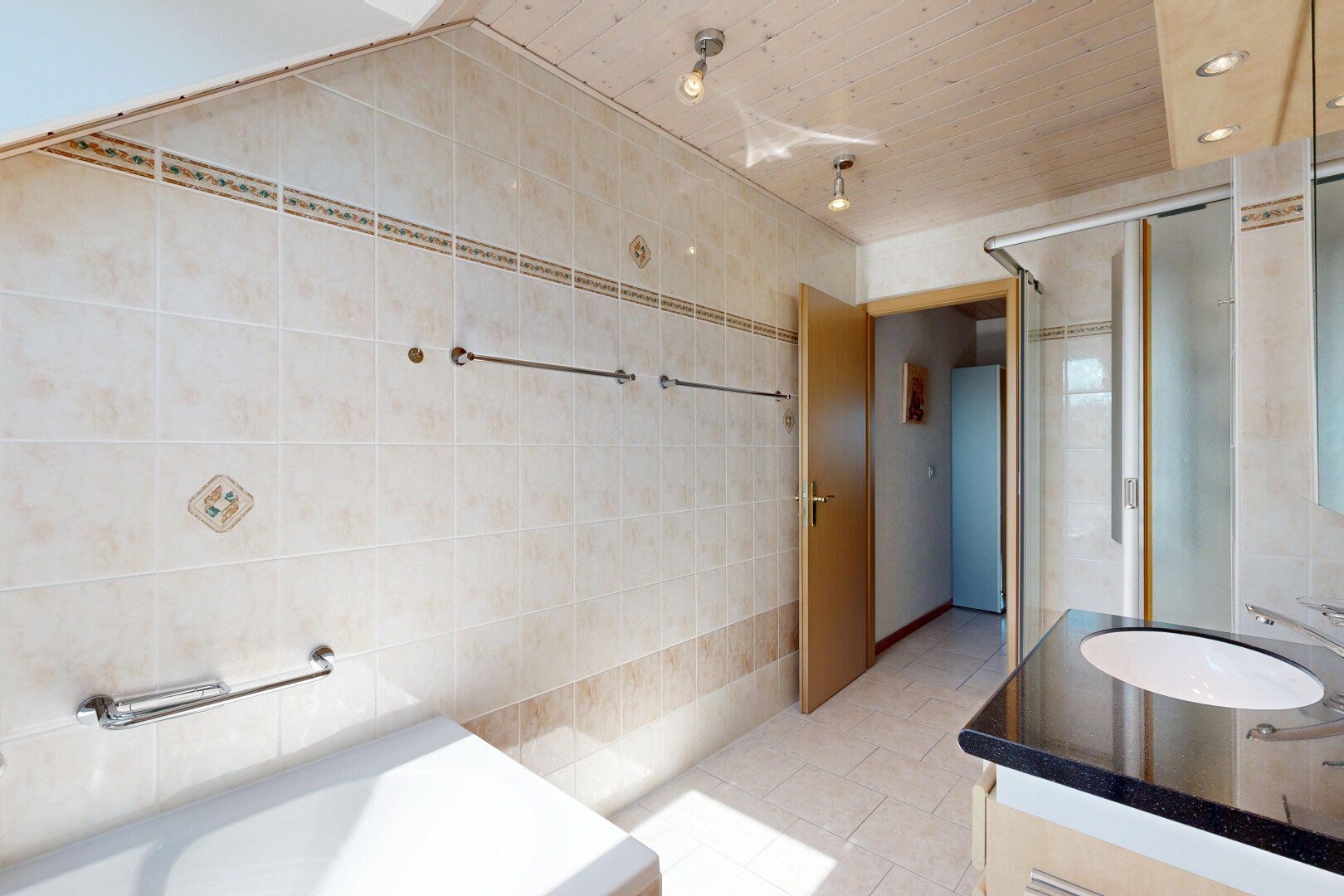 salle de bains avec salle de bain complète, douche, mur en carrelage, tile wall, et bain