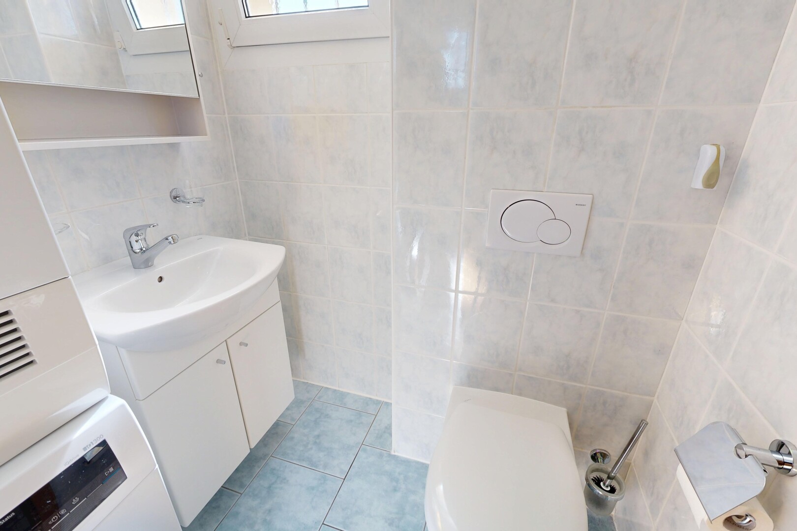 salle de bains avec tile wall, mur en carrelage, miroir, lavabo (ou coiffeuse selon le contexte), et tile floor