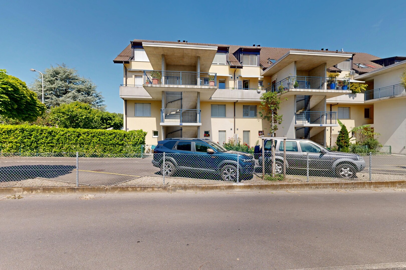 extérieur du bâtiment avec day time et clôture