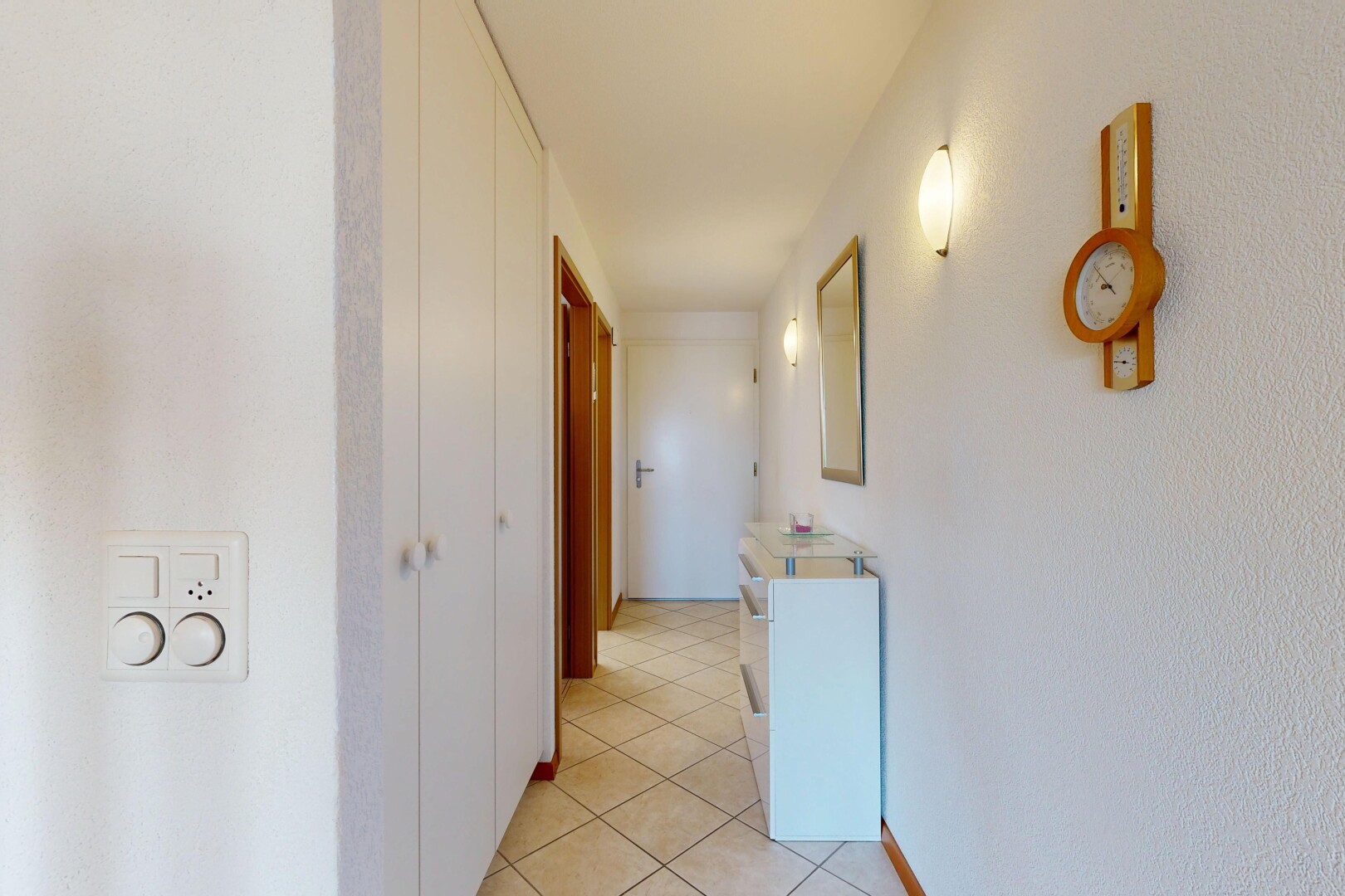 couloir avec inside property, light floor, tile floor, sol en carrelage, et baseboards wall