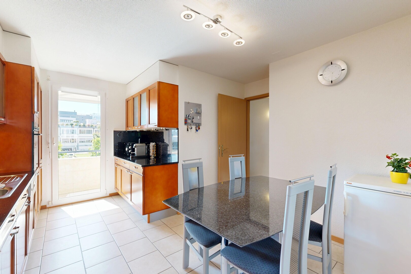salle à manger avec light floor, inside property, natural light, lumière naturelle, et drywall