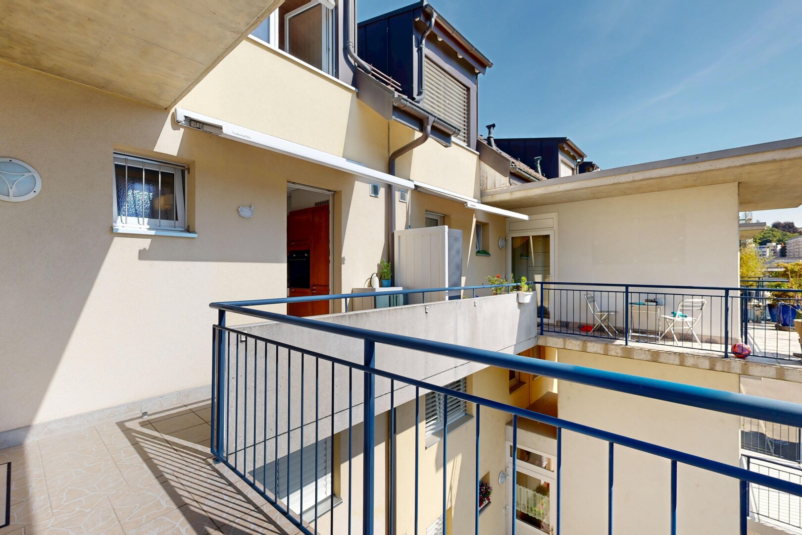 terrasse avec balcon, day time, et property visible