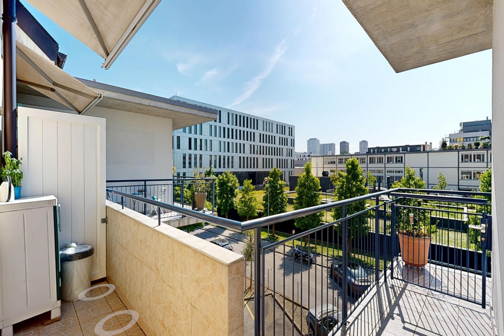 balcon avec from property, day time, et balcon