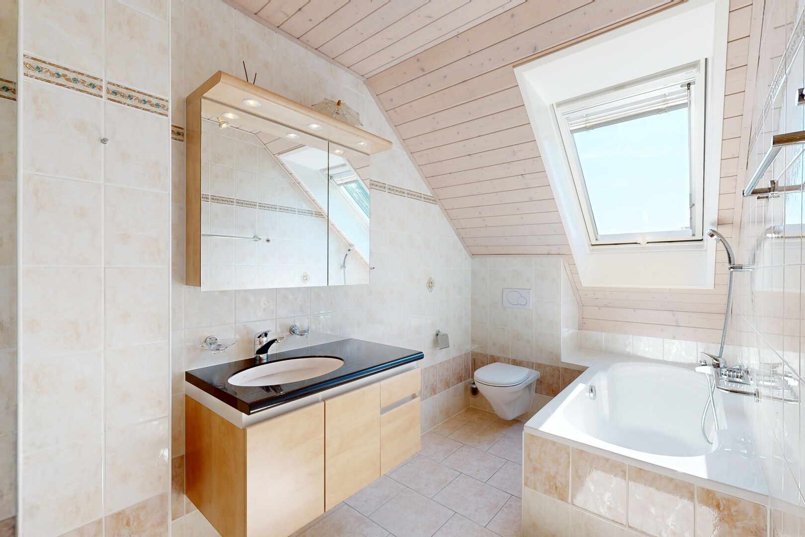 salle de bains avec salle de bain complète, vaulted ceiling, plafond voûté, wood ceiling, et plafond en bois