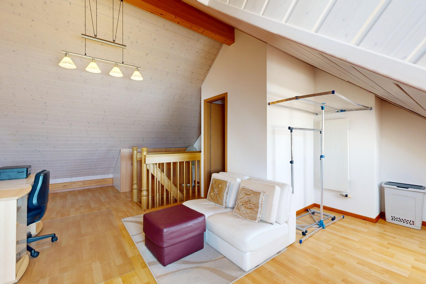 salon / salle à manger avec wood finish floor, sol en finition bois, baseboards wall, plinthes murales, et beamed ceiling