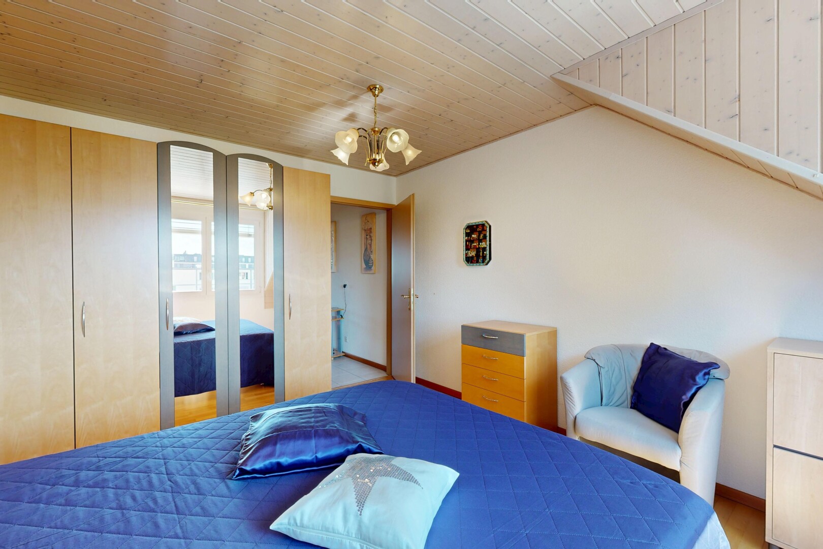 chambre avec placard, plafond en bois, wood ceiling, inside property, et lumière naturelle
