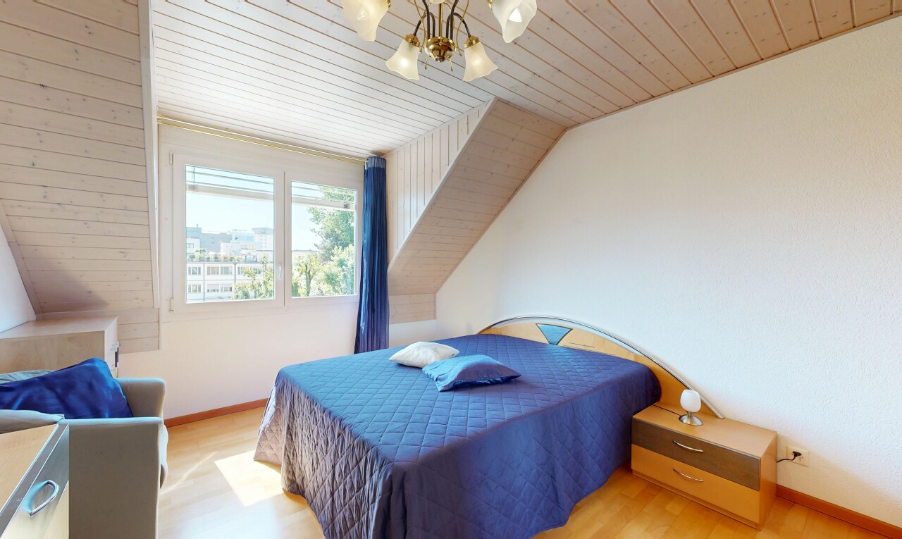 chambre avec natural light, lumière naturelle, inside property, lustre remarquable, et wood ceiling