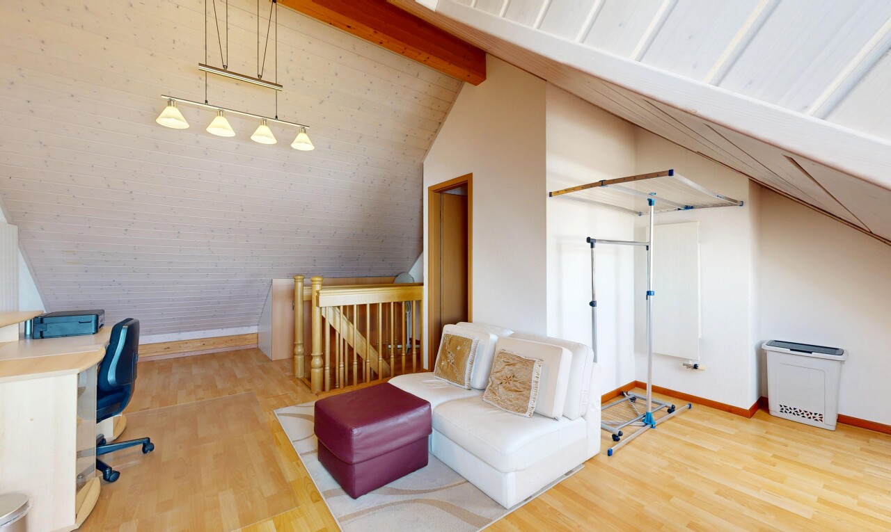salon / salle à manger avec wood finish floor, sol en finition bois, baseboards wall, plinthes murales, et beamed ceiling