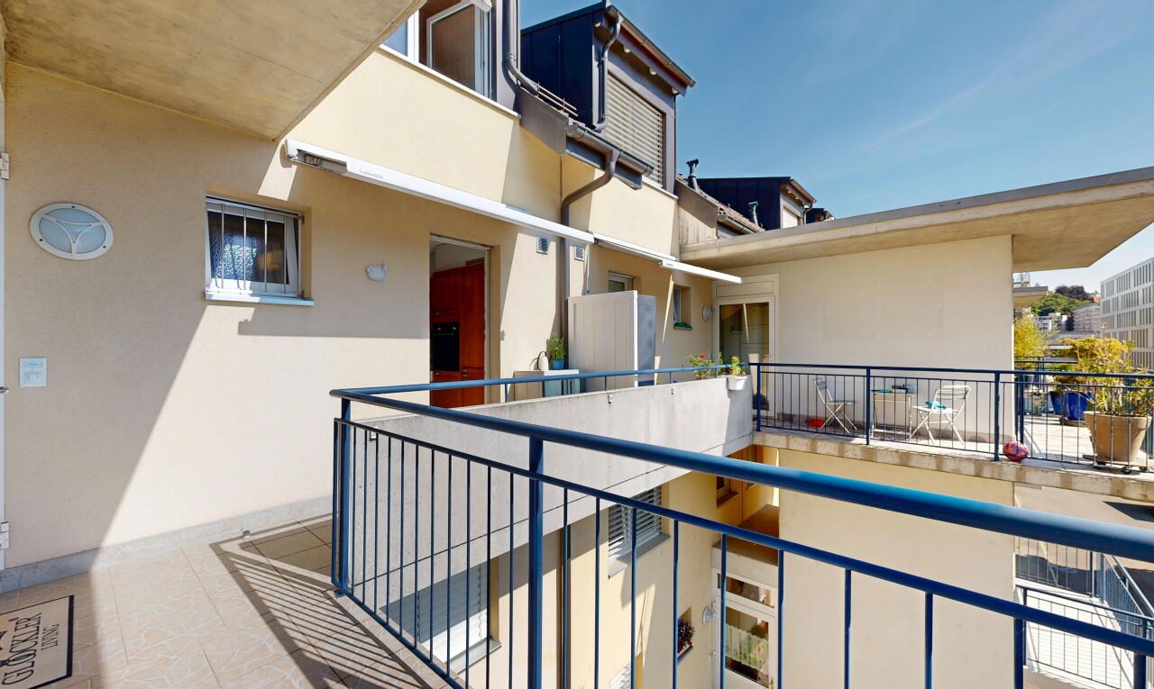 terrasse avec balcon, day time, et property visible