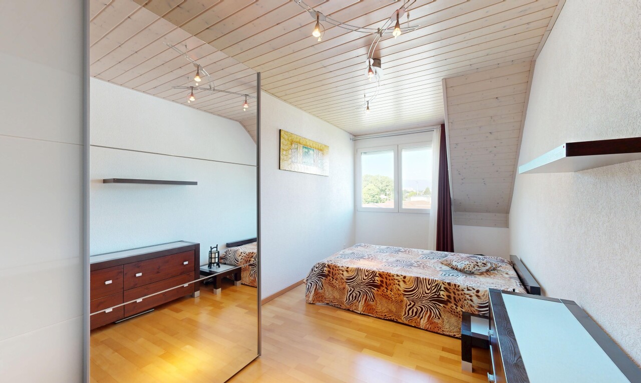 chambre avec sol en finition bois, wood finish floor, lumière naturelle, natural light, et inside property