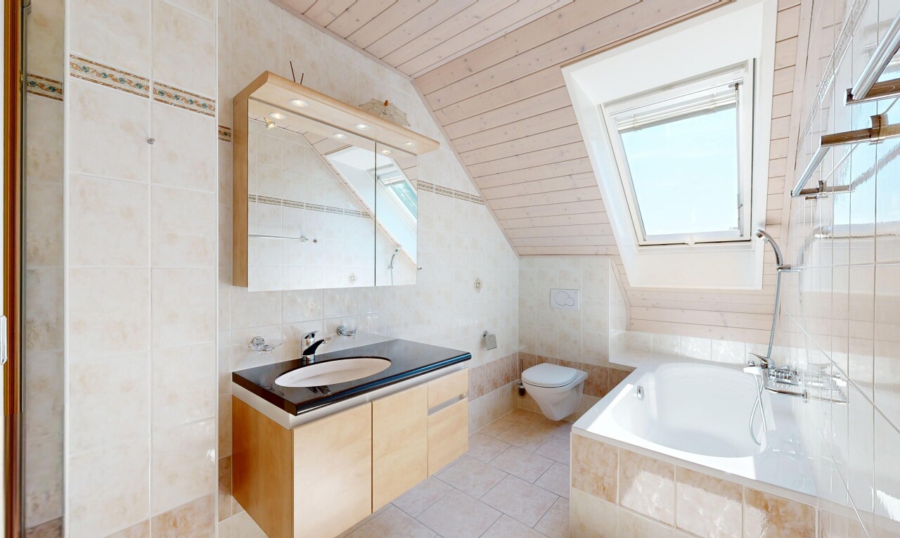 salle de bains avec salle de bain complète, vaulted ceiling, plafond voûté, wood ceiling, et plafond en bois