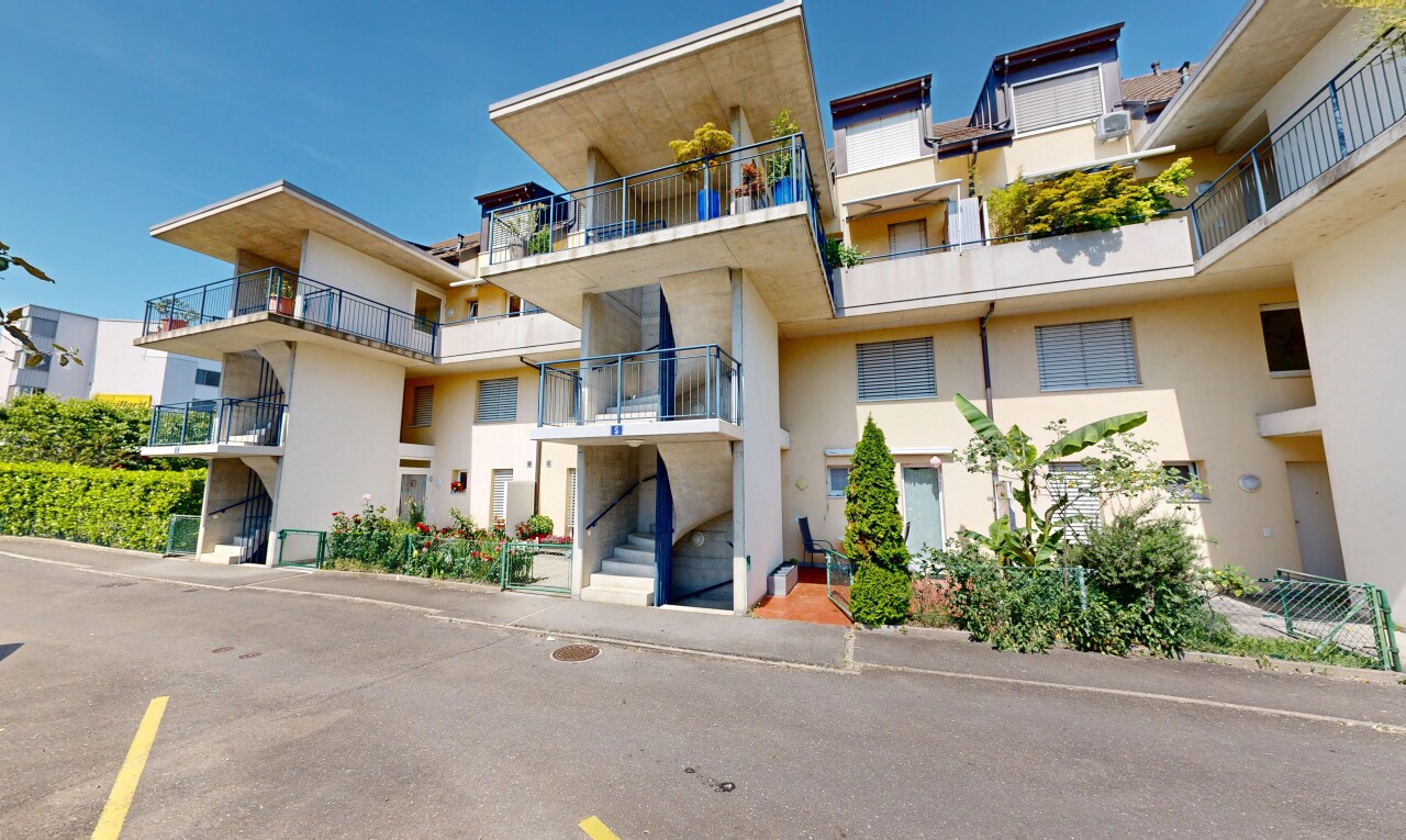 extérieur du bâtiment avec day time et from community