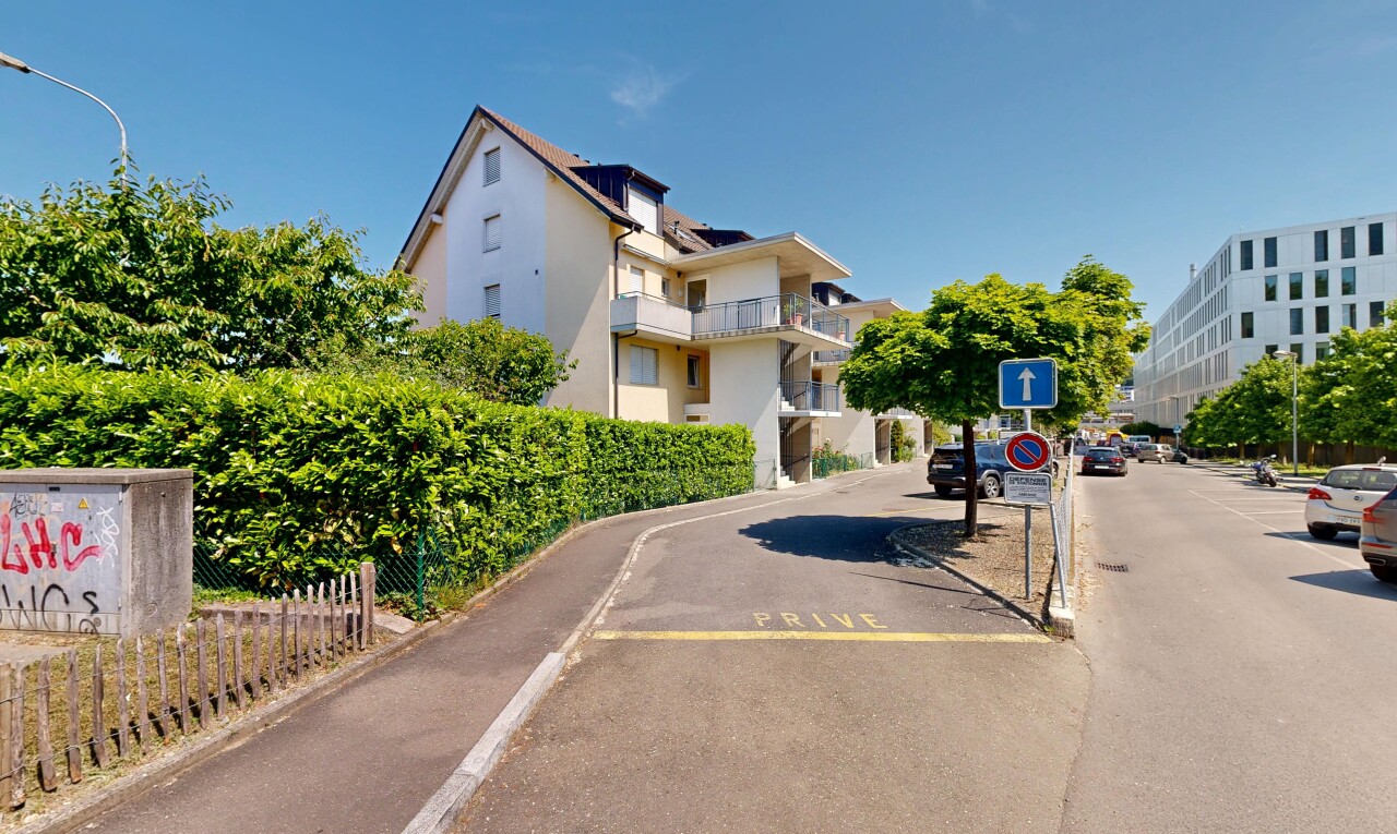 façade avec day time, bardage en stuc, et parking