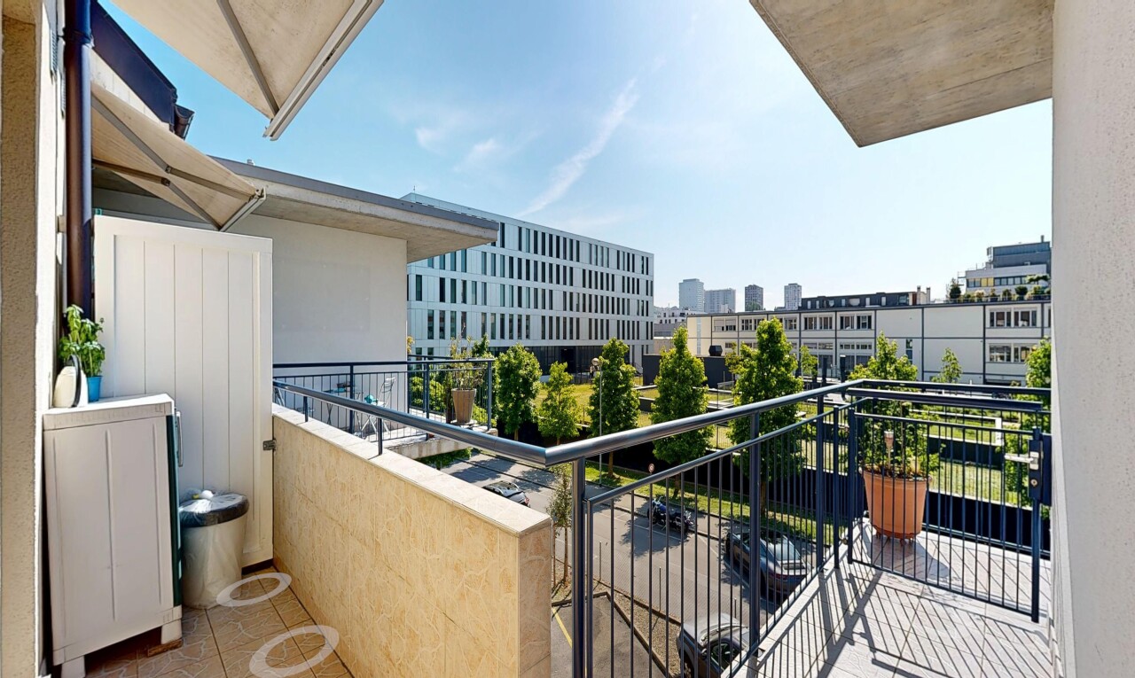 balcon avec from property, day time, et balcon