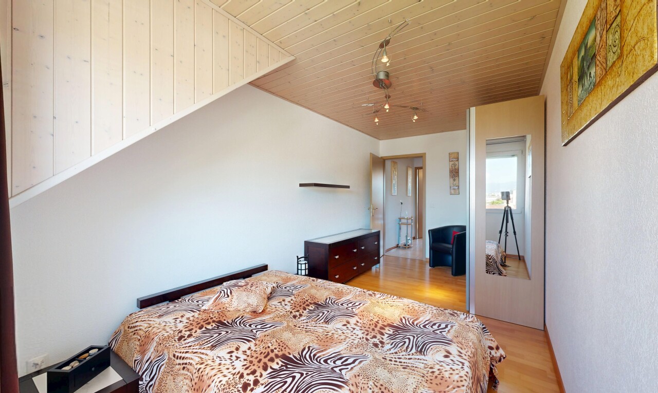 chambre avec wood finish floor, sol en finition bois, inside property, wood ceiling, et plafond en bois