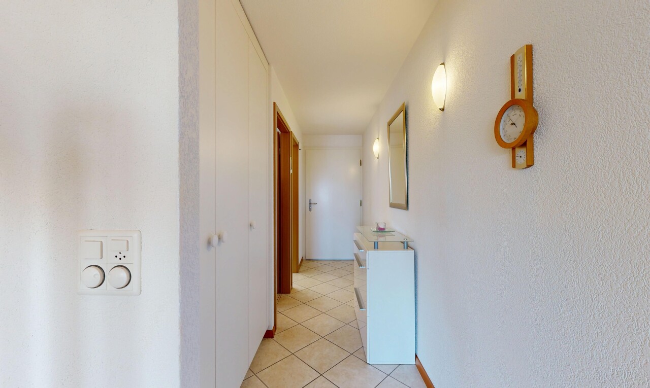 couloir avec inside property, light floor, tile floor, sol en carrelage, et baseboards wall