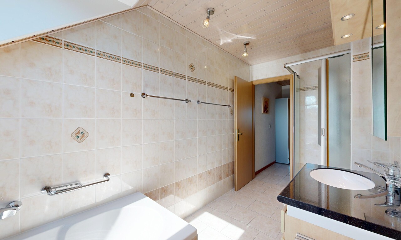 salle de bains avec salle de bain complète, douche, mur en carrelage, tile wall, et bain