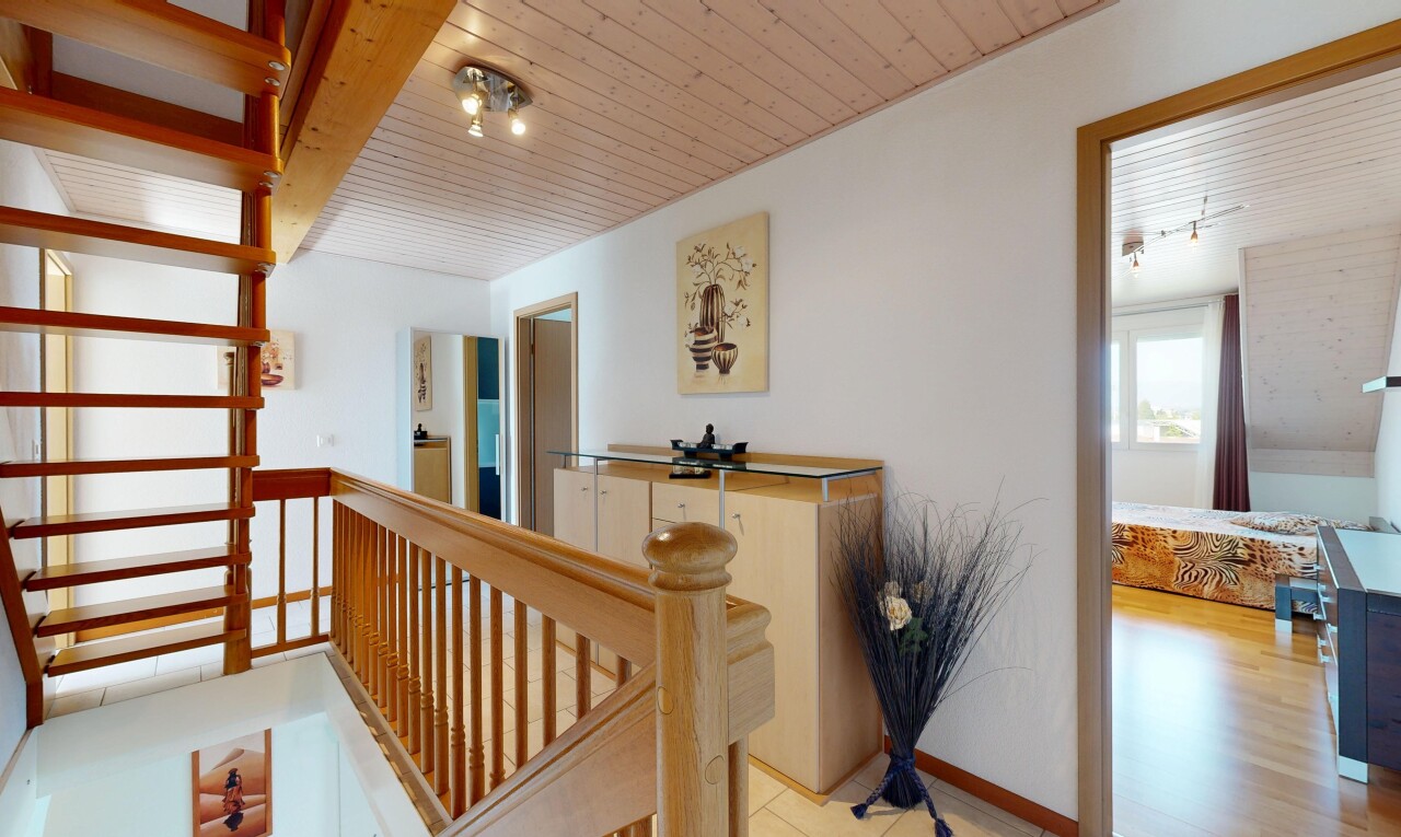 escaliers avec inside property, drywall, cloison sèche, wood ceiling, et plafond en bois