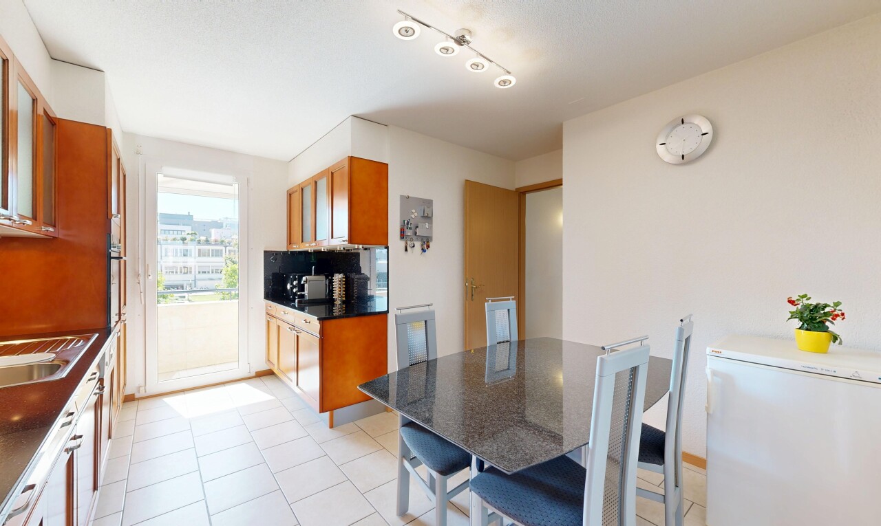 salle à manger avec light floor, inside property, natural light, lumière naturelle, et drywall