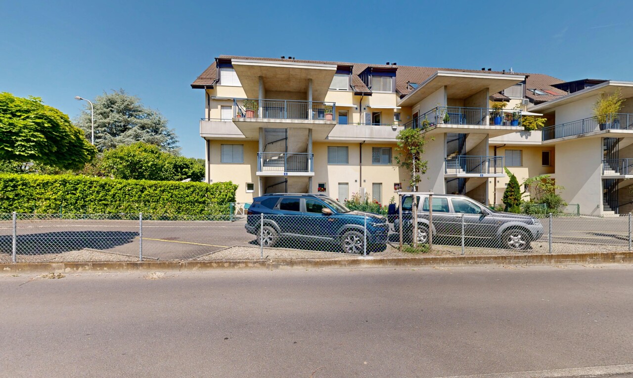 extérieur du bâtiment avec day time et clôture