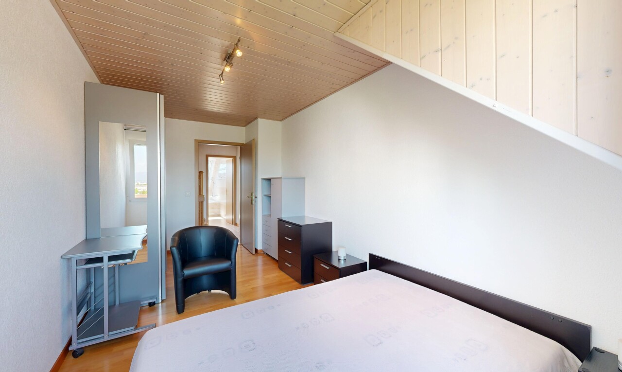 chambre avec wood ceiling, plafond en bois, wood finish floor, sol en finition bois, et inside property