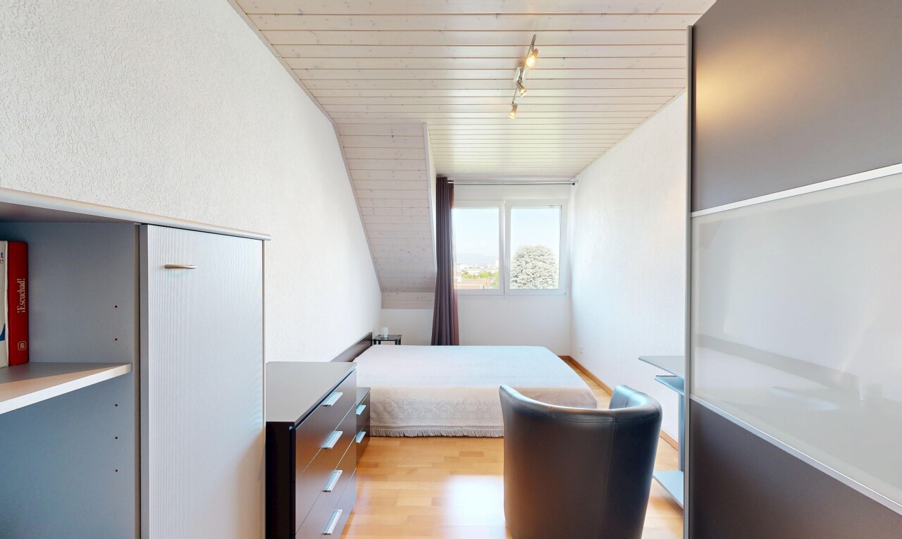 chambre avec inside property, wood finish floor, sol en finition bois, wood ceiling, et plafond en bois