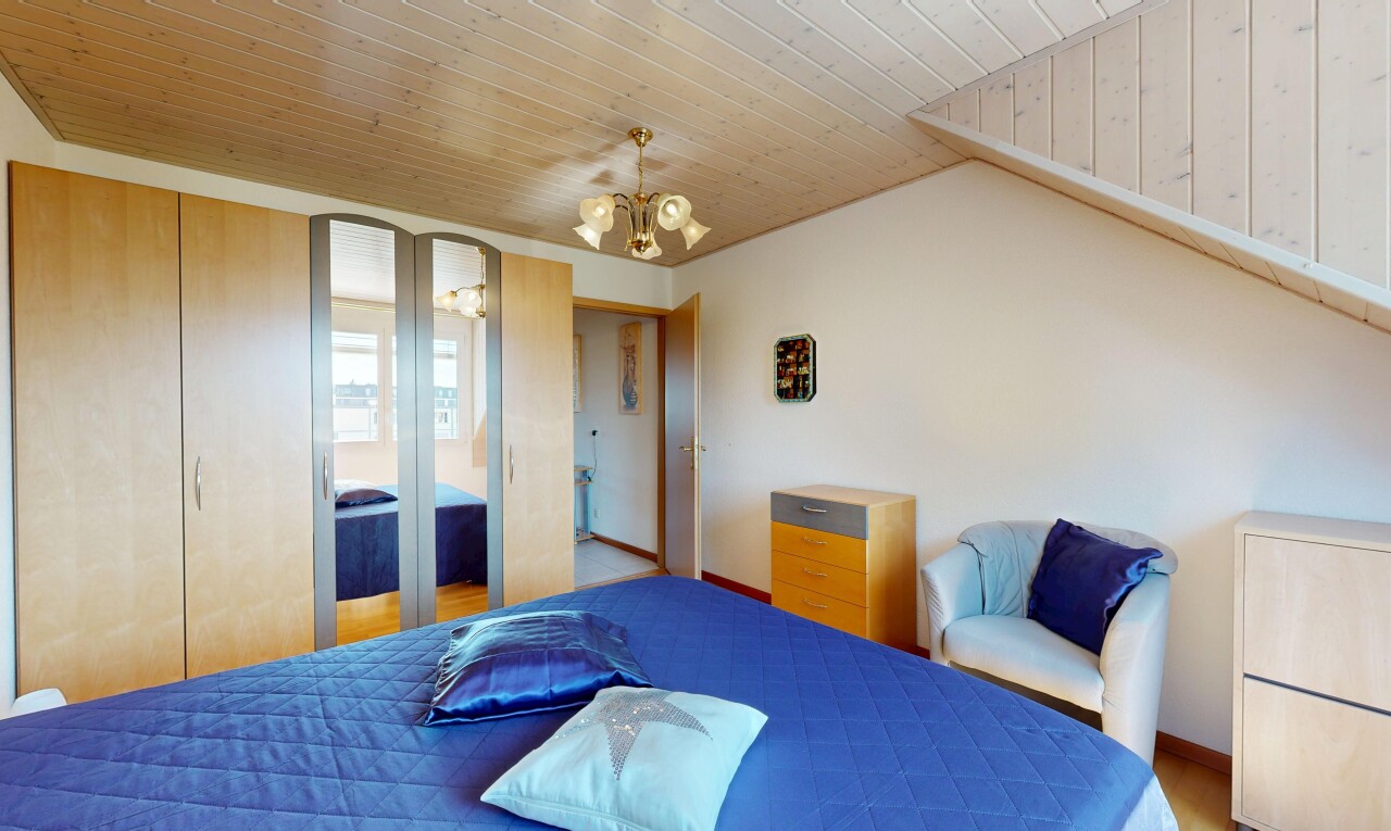 chambre avec placard, plafond en bois, wood ceiling, inside property, et lumière naturelle