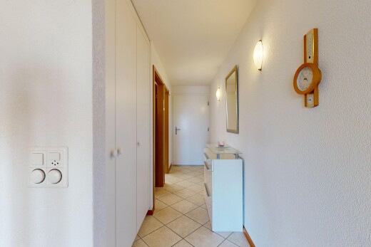 couloir avec inside property, light floor, tile floor, sol en carrelage, et baseboards wall