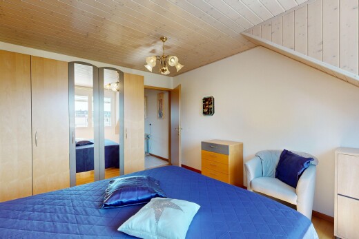 chambre avec placard, plafond en bois, wood ceiling, inside property, et lumière naturelle